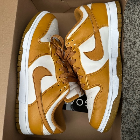 Women’s Dunk Low “Gold Phantom” - Picture 7 of 9